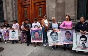 Padres de los normalistas de Ayotzinapa salen “decepcionados” de reunión con Sheinbaum