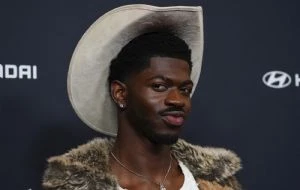 Acusan al rapero Lil Nas X de agredir a policías mientras caminaba desnudo en Los Ángeles