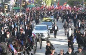 Miles de personas acompañan el féretro de José Mujica por las calles de Montevideo