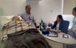 Mujer de 96 años es obligada a acudir en camilla a una sucursal de BBVA (Video)