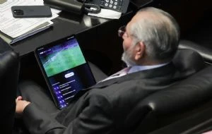 Adán Augusto López ve el futbol mientras comparece el secretario de Hacienda (Video)