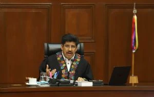 Estudiantes increpan a Hugo Aguilar por la reforma judicial y sus nexos con la 4T (Video)