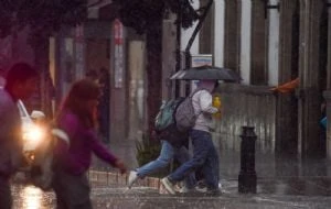 Chubascos y lluvias fuertes e intensas pegarán el jueves 2 de octubre en estas entidades