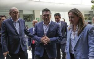Tras gresca, 