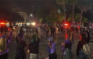 Rubí, víctima de tortura policial en NL, exige justicia; gobierno local rechaza disculparse