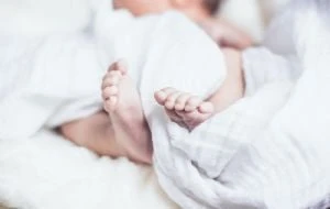 Bebé de 15 meses queda atorado en un molino de carne por horas y pierde una mano