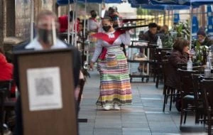 Diputados dan luz verde para que meseros y despachadores tengan sueldo fijo