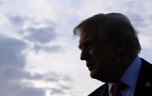 Trump presenta una demanda por difamación de 15 mil millones de dólares contra The New York Times