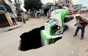 Camión de refrescos se hunde en socavón en Iztapalapa tras colapso de drenaje