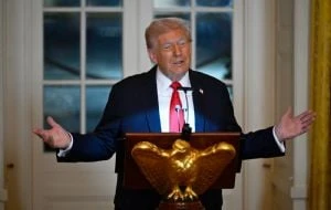 Trump mantiene una 