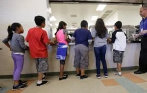 Niños traumatizados y sin agua limpia en centros de detención de Texas, dicen defensores
