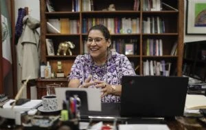 Permiten a Lenia Batres presentar el proyecto para revocar amparo a Elektra de Salinas Pliego