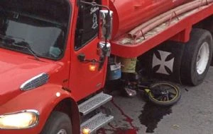 Pipa de agua atropella y mata a dos motociclistas en la carretera México-Cuernavaca