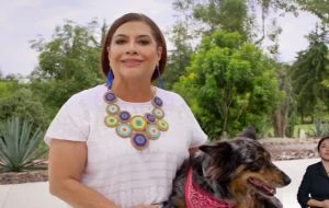 Brugada destaca en spot de su primer informe la entrega de apoyos sociales