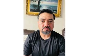 EU confunde a barbero con integrante de red de lavado de dinero; exige retiren su foto de diagrama