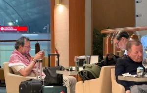 Se viraliza imagen de Noroña en presunta sala VIP de Dubai