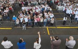 Sheinbaum inaugura ampliación de hospital entre protestas de trabajadores del IMSS-Bienestar