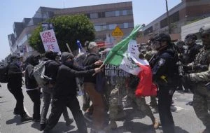 Manifestantes en Los Ángeles “no representan al pueblo de México”: embajador Ron Johnson