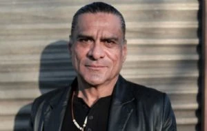 Asesinan a Jonathan Joss, actor de “El rey de la colina”; su esposo exige justicia