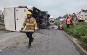 Vuelca autobús de pasajeros en NL; hay 11 muertos y 22 heridos