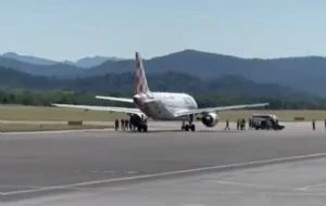 Hombre murió al ser succionado por el motor de un avión comercial (Video)