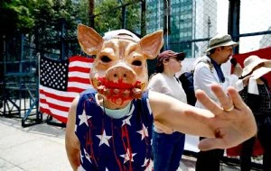 Protestan afuera de la Embajada de Estados Unidos en México