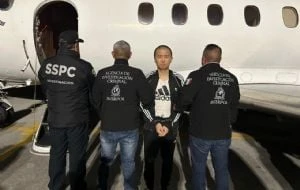 México entrega a EU a presunto narcotraficante chino ligado a cárteles mexicanos y detenido en Cuba