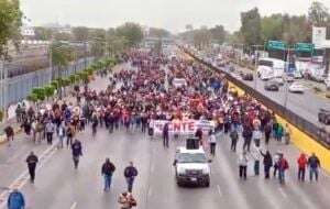 Maestros de la CNTE bloquean Circuito Interior y provocan caos para llegar al AICM (Video)