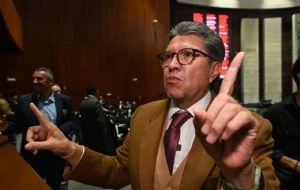 Monreal presenta iniciativa para sancionar abusos en tarjetas de crédito