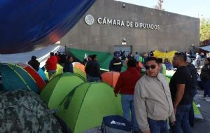 La CNTE instala plantón en inmediaciones de la Cámara de Diputados