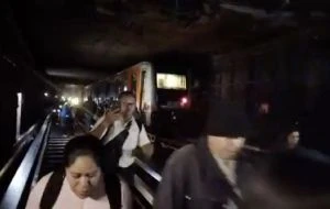 Caos en la Línea 2 del Metro de CDMX; reportan corto circuito entre Pino Suárez y Zócalo (Videos)