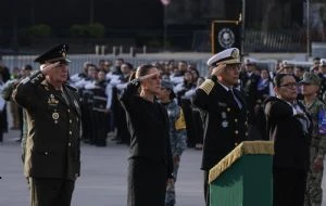 Sheinbaum encabeza el izamiento de la bandera por el aniversario de los sismos de 1985 y 2017