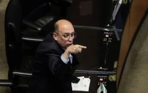 Rubén Moreira regaña al gobierno de Sheinbaum por declaraciones sobre protestas en EU