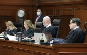 Senadores de Morena buscan eliminar el uso de la toga en la Corte: “simboliza la justicia de antes”