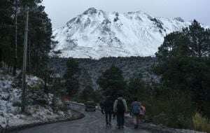 Sancionarán a excursionistas que subieron al Nevado de Toluca en vehículos todo terreno