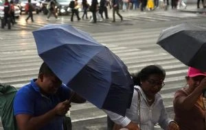 Llega la primera onda tropical; chubascos y lluvias fuertes afectarán a 27 estados el miércoles