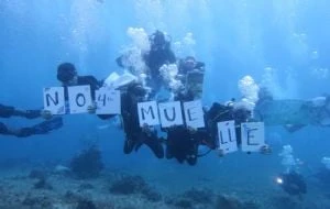 Protestan en el fondo del mar contra la construcción del Cuarto Muelle en Cozumel