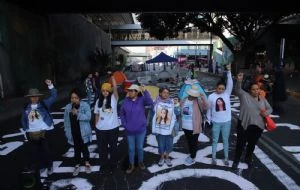 “Ya queremos acciones”: Familias buscadoras continuan bloqueo indefinido en Tlalpan