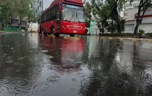 Chubascos y lluvias fuertes este jueves en más de 20 entidades; llega la onda tropical 11