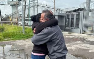 Israel Vallarta sale del Altiplano tras ser absuelto de secuestro y estar 20 años en prisión preventiva