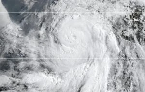 Huracán Flossie se debilita a ciclón categoría 2 frente a la costa de México