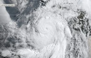 Huracán Flossie se intensifica a ciclón de categoría 3; seguirán las lluvias fuertes