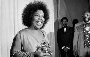 Muere Roberta Flack, cantante ganadora de un Grammy y con un estilo íntimo, a los 88 años