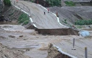 Colapsa puente en Guerrero por la tormenta Dalila