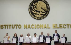 INE da constancia de mayoría a futuros ministros; Hugo Aguilar pide voto de confianza