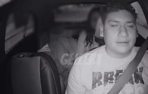 Graban a joven dejando a su amiga inconsciente en un taxi de aplicación: 