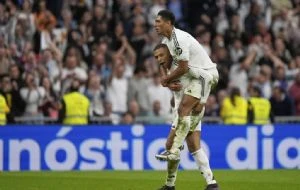 Mbappé marca dos veces y Madrid gana para estar a 4 puntos del Barça antes del 