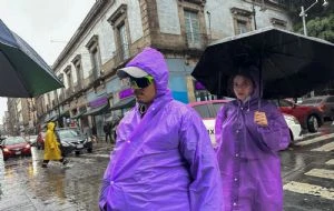 Ondas tropicales 9 y 10 seguirán provocando lluvias fuertes el martes: atención en 25 entidades
