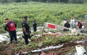 Mueren dos personas por desplome de helicóptero en Tepetlixpa