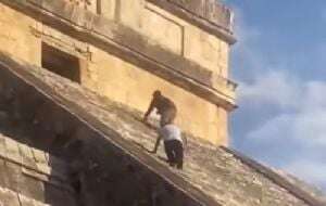 Turista alemán sube a pirámide de Chichén Itzá y visitantes lo golpean (Video)